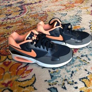 Lightly worn air max Nike sneakers